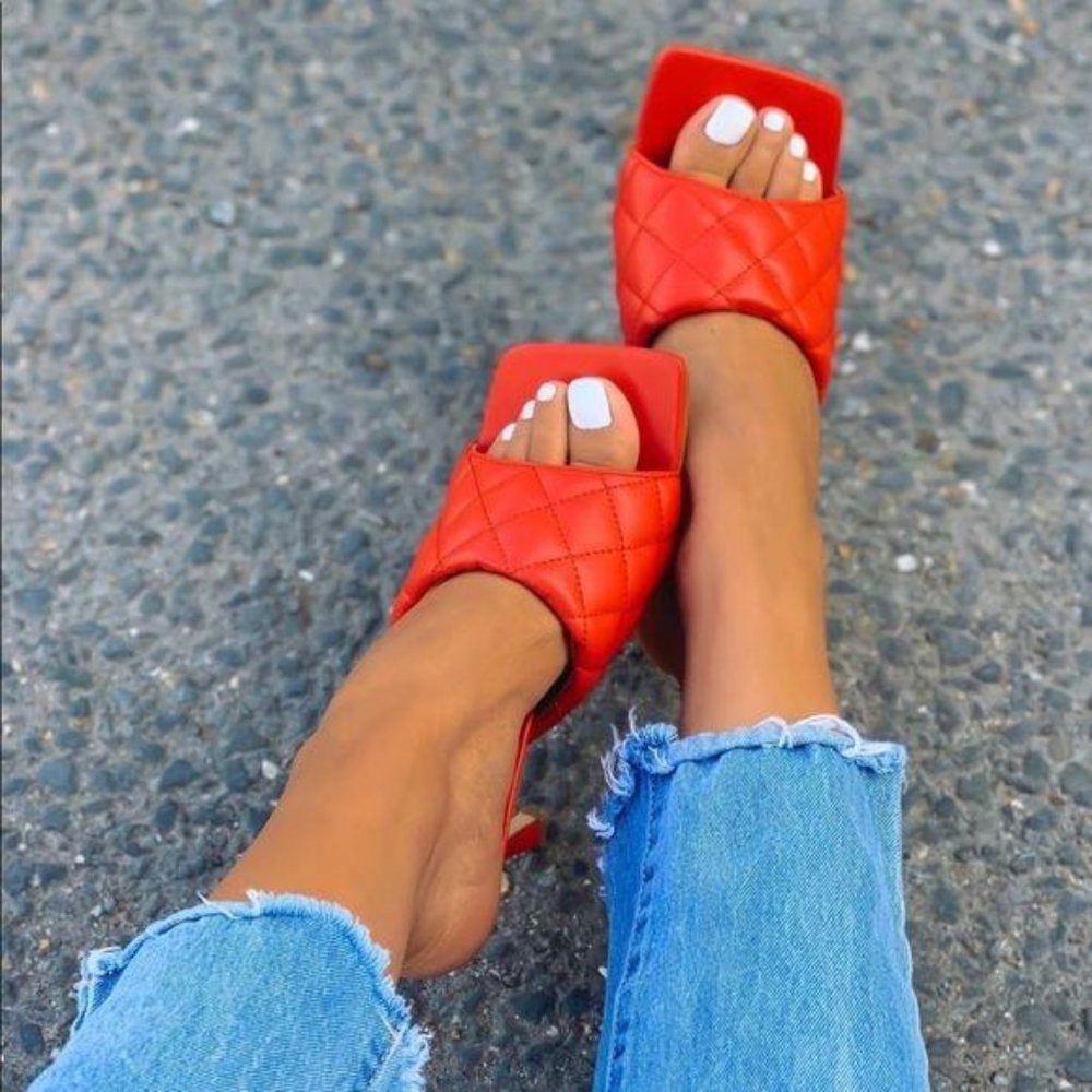 !! NEW !! SQUARE TOE Quilted Mules in Red - Picture 5 of 8